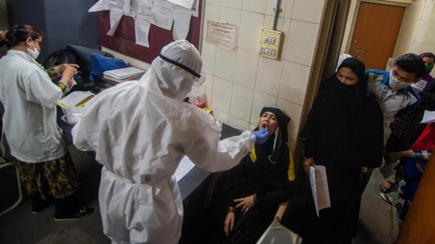 Health care worker during Covid-19 Swab testing camp inside a Municipal dispensary at Baiganwadi, Govandi in Mumbai.(HT Photo) Health care worker during Covid-19 Swab testing camp inside a Municipal dispensary at Baiganwadi, Govandi in Mumbai.(HT Photo)