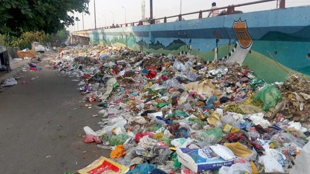 Garbage dumped in the open near the Chatar Singh park in Ludhiana on Thursday. (HT Photo) Garbage dumped in the open near the Chatar Singh park in Ludhiana on Thursday. (HT Photo)