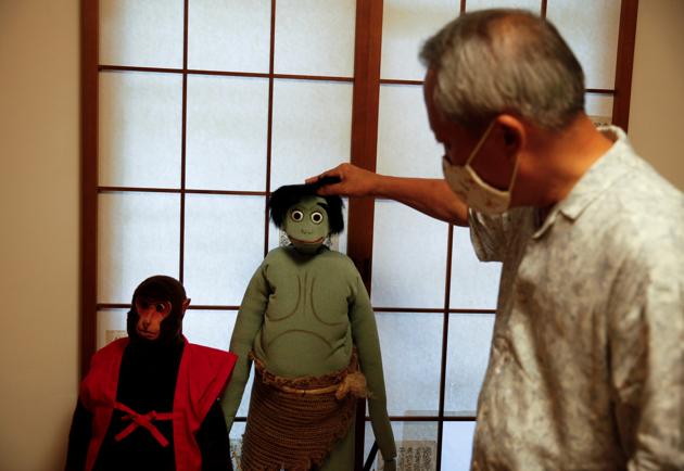 Kanjuro Kiritake, a Bunraku puppeteer, touches a puppet in his study at his house in Osaka, western Japan August 28, 2020. Picture taken August 28, 2020. (REUTERS) Kanjuro Kiritake, a Bunraku puppeteer, touches a puppet in his study at his house in Osaka, western Japan August 28, 2020. Picture taken August 28, 2020. (REUTERS)
