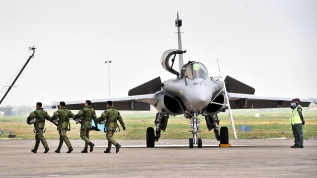 Indian Air Force pilots after flying the first batch of five Rafale aircraft during its induction ceremony. (Ajay Aggarwal /HT PHOTO)