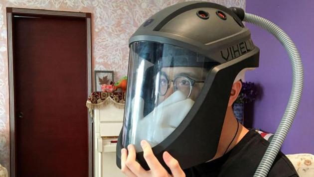 Student Do Trong Minh Duc, 16, wears a prototype helmet named Vihelm, which he designed to protect nurses and doctors from contracting the coronavirus disease (COVID-19) at hospitals.(REUTERS) Student Do Trong Minh Duc, 16, wears a prototype helmet named Vihelm, which he designed to protect nurses and doctors from contracting the coronavirus disease (COVID-19) at hospitals.(REUTERS)