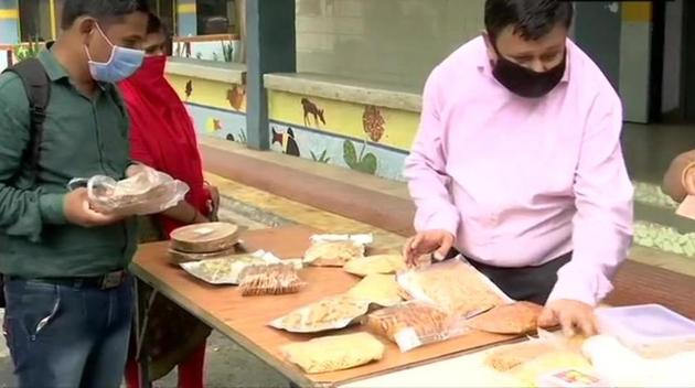 Thakkar Ashwin, along with his wife Geeta, started cooking home-made savoury snacks and selling it on the streets to help earn money to take care of his and his family’s livelihood.(ANI photo) Thakkar Ashwin, along with his wife Geeta, started cooking home-made savoury snacks and selling it on the streets to help earn money to take care of his and his family’s livelihood.(ANI photo)