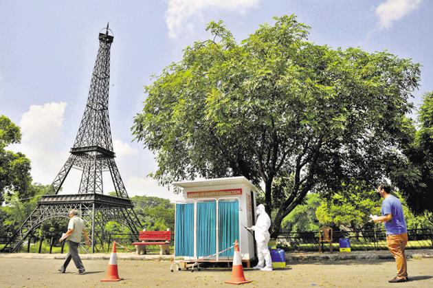RELOCATED: After the UT administration ordered private labs to shift their testing booths away from the Sector 11 market by Thursday, one of the labs moved its kiosk to Leisure Valley in Sector 10, Chandigarh. Traders had cited fear of spread of infection in the market because of the testing centres. (Ravi Kumar/HT) RELOCATED: After the UT administration ordered private labs to shift their testing booths away from the Sector 11 market by Thursday, one of the labs moved its kiosk to Leisure Valley in Sector 10, Chandigarh. Traders had cited fear of spread of infection in the market because of the testing centres. (Ravi Kumar/HT)