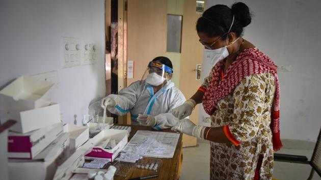 Health workers gear up to collect swab samples for coronavirus testing at Janakpuri in New Delhi. (Sanchit Khanna/HT PHOTO) Health workers gear up to collect swab samples for coronavirus testing at Janakpuri in New Delhi. (Sanchit Khanna/HT PHOTO)