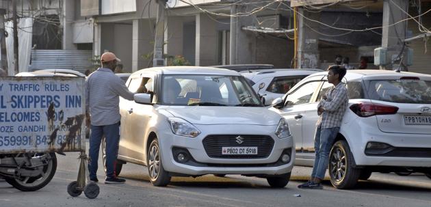 An unauthorised man charging parking fee from customers at Feroze Gandhi market in Ludhiana on Friday. (Gurpreet SIngh/HT) An unauthorised man charging parking fee from customers at Feroze Gandhi market in Ludhiana on Friday. (Gurpreet SIngh/HT)