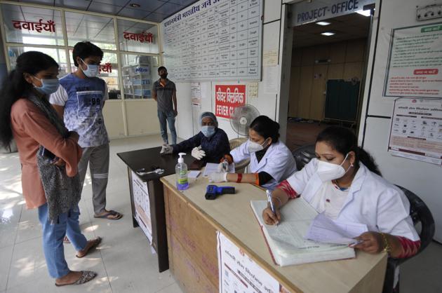 Health workers register people for coronavirus testing, at Sector 30 District Hospital, in Noida. (Sunil Ghosh/Hindustan Times) Health workers register people for coronavirus testing, at Sector 30 District Hospital, in Noida. (Sunil Ghosh/Hindustan Times)