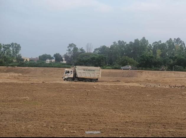 Land being levelled at the site of the Guru Nanak Colony on Adamwal road near Hoshiarpur on Friday.(HT photo)