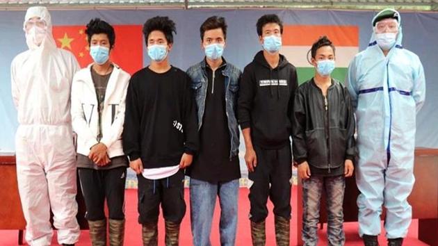 Five Arunachal youths accompanied by army personnel from India and China (at extreme right and left) at the handing over ceremony on Saturday.(Photo: Indian Army) Five Arunachal youths accompanied by army personnel from India and China (at extreme right and left) at the handing over ceremony on Saturday.(Photo: Indian Army)