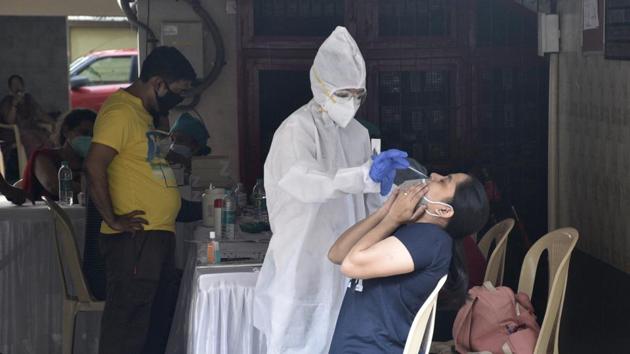 A swab test will be recommended to those with Covid-19 symptoms. The state will survey 2.25 crore families twice a month during the survey.(Representational Photo/HT)