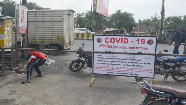 A man ducks under a barricade at Wagholi containment zone in Pune on September 9. Maharashtra 22,084 new infections on September 12 taking the state’s tally to 1,037,765, HT reported. (Shankar Narayan / HT Photo) A man ducks under a barricade at Wagholi containment zone in Pune on September 9. Maharashtra 22,084 new infections on September 12 taking the state’s tally to 1,037,765, HT reported. (Shankar Narayan / HT Photo)