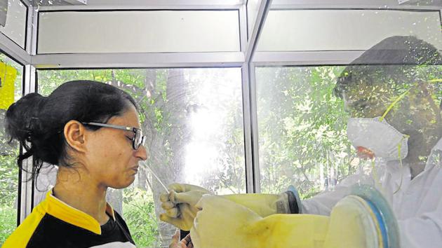 With the increased tests, the case positivity rate fell from the previous day — from 7.38% on Thursday to 7.04% on Friday. (Sunil Ghosh / Hindustan Times) With the increased tests, the case positivity rate fell from the previous day — from 7.38% on Thursday to 7.04% on Friday. (Sunil Ghosh / Hindustan Times)
