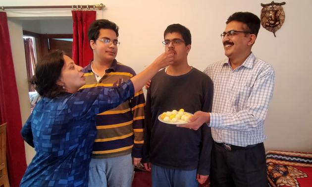 JEE-Main state topper Sarthak Diwan celebrating with his parents at his home in Shimla on Saturday.(Deepak Sansta / HT)
