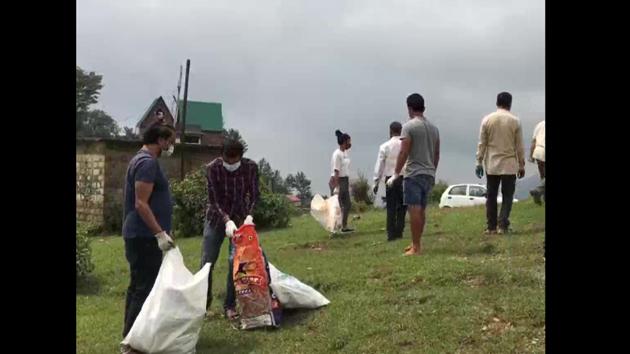 Dhauladhar Cleaners pick up garbage on the hills in Dharamshala on weekends.(ANI) Dhauladhar Cleaners pick up garbage on the hills in Dharamshala on weekends.(ANI)