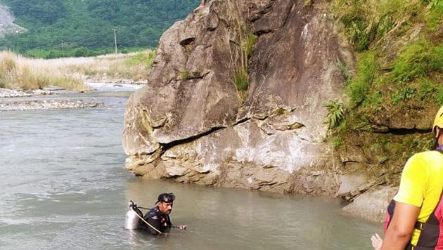 A diver of the SDRF during a search operation in Yamuna river in Dehradun on Sunday (HT PHOTO) A diver of the SDRF during a search operation in Yamuna river in Dehradun on Sunday (HT PHOTO)