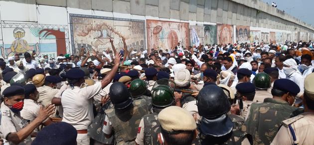 Members of Bhartiya Kisan Union blocked National Highway-44 near Kurukshetra after a proposed protest rally of farmers and commission agents was foiled by heavy police presence at Pipli Grain Market in Kurukshetra District, Haryana.(Neeraj Mohan/Hindustan Times)