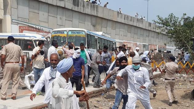 Members of Bhartiya Kisan Union blocked National Highway-44 near Kurukshetra after a proposed protest rally of farmers and commission agents was foiled by heavy police presence at Pipli Grain Market in Kurukshetra District, Haryana.(Neeraj Mohan/Hindustan Times)