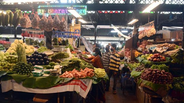 A view inside Shivaji Market in Pune on September 10. Maharashtra continues to lead with more than 13,000 recoveries while Andhra Pradesh has contributed over 10,000 to the single-day recoveries. (Shankar Narayan / HT Photo) A view inside Shivaji Market in Pune on September 10. Maharashtra continues to lead with more than 13,000 recoveries while Andhra Pradesh has contributed over 10,000 to the single-day recoveries. (Shankar Narayan / HT Photo)