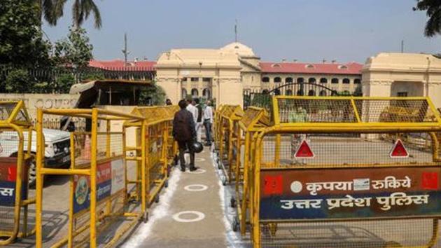 Allahabad high court said a public representative should not stay in the office a minute after losing the majority.(PTI Photo)