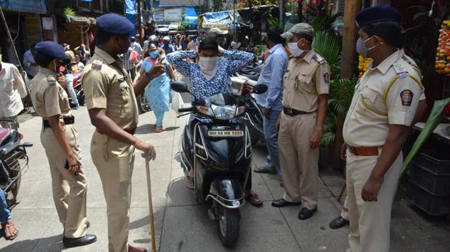 Thane Police personnel instruct a commuter to wear a face mask on September 12. The health ministry data showed there were 973,175 active cases of Covid-19 in the country as of September 13, which comprises 20.47% of the total caseload. Maharashtra has more than 280,000 cases followed by Karnataka with more than 97,000 cases. (Praful Gangurde / HT Photo) Thane Police personnel instruct a commuter to wear a face mask on September 12. The health ministry data showed there were 973,175 active cases of Covid-19 in the country as of September 13, which comprises 20.47% of the total caseload. Maharashtra has more than 280,000 cases followed by Karnataka with more than 97,000 cases. (Praful Gangurde / HT Photo)