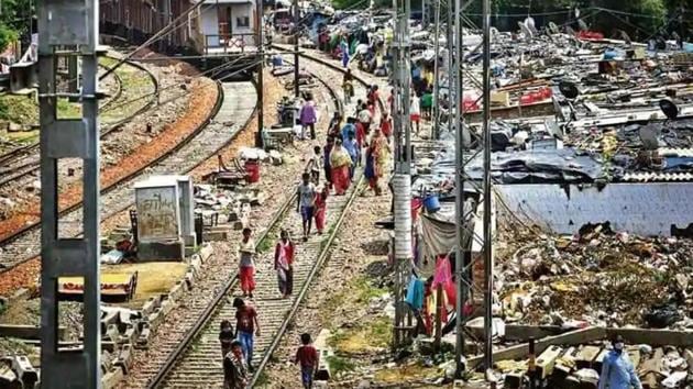 On August 31, the Supreme Court had directed the Indian Railways to remove the 48,000 slums situated in the railway’s safety zone within three months.(HT Photo)