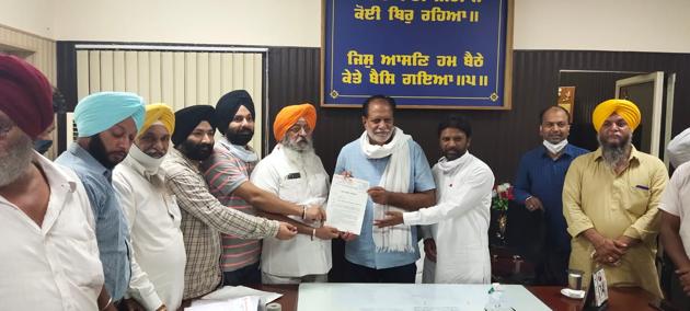SAD councillors handing over a memorandum to Ludhiana mayor Balkar Sandhu on Monday. (HT photo) SAD councillors handing over a memorandum to Ludhiana mayor Balkar Sandhu on Monday. (HT photo)