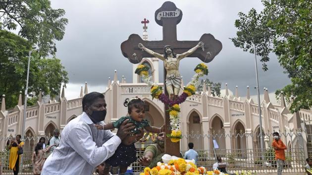 Devotees offer prayers outside Mount Mary church during annual Mount Mary fair at Bandra in Mumbai on September 13. Maharashtra continues to report maximum number of Covid-19 related deaths, with 363 patients dying on September 14 alone, taking the total number of deaths in the state to 29,894. (Satyabrata Tripathy / HT Photo)
