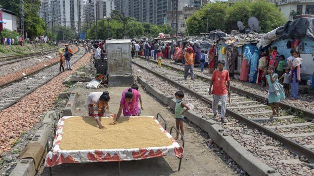 Residents of a slum near Sarai Rohilla Railway Station in New Delhi.(PTI)