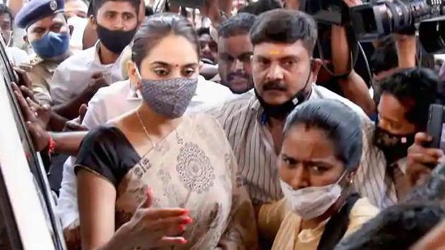 Kannada actress Ragini Dwivedi at the Central Crime Branch office for question in connection with the sandalwood drug scandal.(PTI)