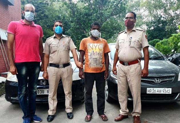 The accused and recovered vehicles in the custody of Chandigarh Police on Tuesday. (HT Photo) The accused and recovered vehicles in the custody of Chandigarh Police on Tuesday. (HT Photo)