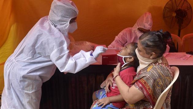 Healthcare workers during Covid-19 screening and swab test at Kandivali(W) in Mumbai on Tuesday.(Satyabrata Tripathy/HT Photo)