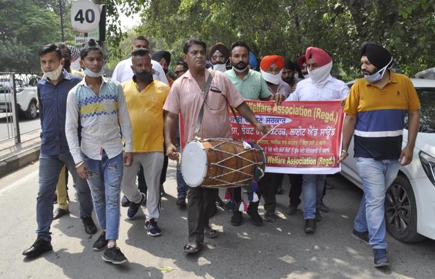 Members of tent and catering industry during a protest at Dugri in Ludhiana on Tuesday. (Gurpreet SIngh/HT) Members of tent and catering industry during a protest at Dugri in Ludhiana on Tuesday. (Gurpreet SIngh/HT)