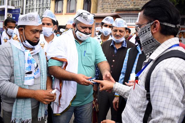 Members of the AAP party checking the oxygen level and body temperature through oximeters during a health campaign at the Mall Road in Shimla on Monday.(Deepak Sansta/HT)