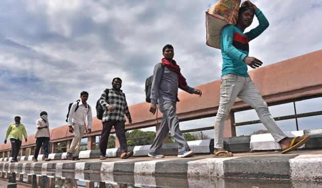 Migrant workers walking back to their villages, Delhi, March 27, 2020(Sanchit Khanna/HT PHOTO)