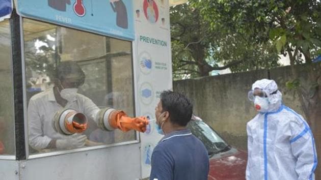 A health worker collects swab sample for coronavirus test in Ghaziabad, India, on September 15.(HT photo)