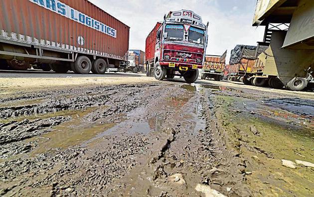 Potholed and damaged city roads continue to pose inconvenience to commuters. (Gurpreet Singh/HT)