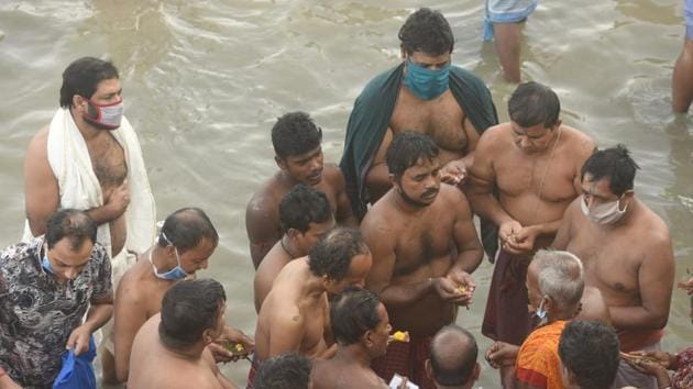 Thousands of people performed tarpan—a ritual offering prayers to departed ancestors on Mahalaya—at the ghats along River Hooghly.(Samir Jana/HT Photo)