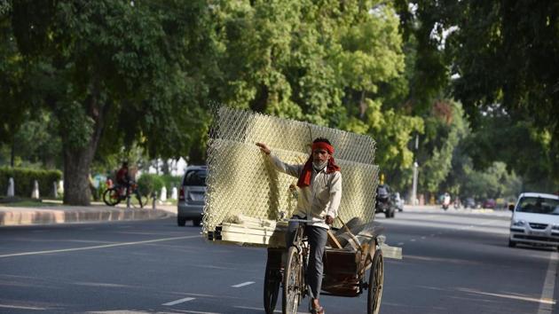 Lack of rain pushed the mercury further up in Delhi on Wednesday. The maximum temperature settled at 37.9 degrees Celsius, four notches more than normal, the MeT department said.(Sanjeev Verma/HT file photo)
