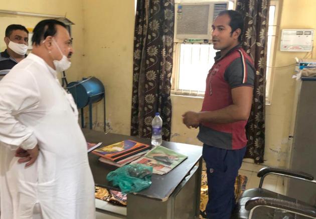 Senior deputy mayor Sham Sundar Malhotra conducting inspection at the MC’s sterilisation unit in Hambran road, Ludhiana, on Thursday. (HT Photo) Senior deputy mayor Sham Sundar Malhotra conducting inspection at the MC’s sterilisation unit in Hambran road, Ludhiana, on Thursday. (HT Photo)