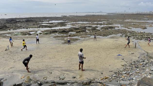 Children play cricket on the beach at Khar Danda in Mumbai on September 15. Of the total new recoveries, 59 per cent came from five states--23.41 per cent from Maharashtra (19,423 recoveries); and a cumulative 35.5 per cent from Andhra Pradesh (9,628 recoveries), Karnataka (7,406), Uttar Pradesh (6,680) and Tamil Nadu (5,735). (Satyabrata Tripathy / HT Photo) Children play cricket on the beach at Khar Danda in Mumbai on September 15. Of the total new recoveries, 59 per cent came from five states--23.41 per cent from Maharashtra (19,423 recoveries); and a cumulative 35.5 per cent from Andhra Pradesh (9,628 recoveries), Karnataka (7,406), Uttar Pradesh (6,680) and Tamil Nadu (5,735). (Satyabrata Tripathy / HT Photo)