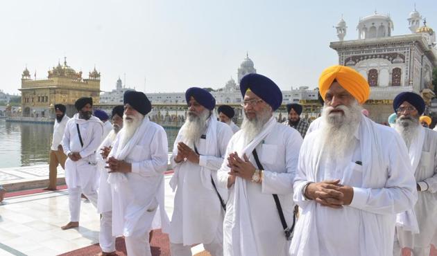 Shiromani Gurdwara Parbandhak Committee (SGPC) president Gobind Singh Longowal along with other office-bearers doing(Sameer Sehgal/HT)