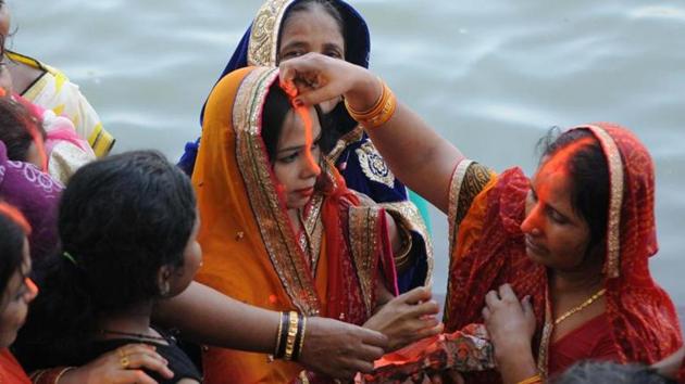 Devotees celebrating Chhath Puja in Kolkata. (Subhankar Chakraborty/HT PHOTO) Devotees celebrating Chhath Puja in Kolkata. (Subhankar Chakraborty/HT PHOTO)