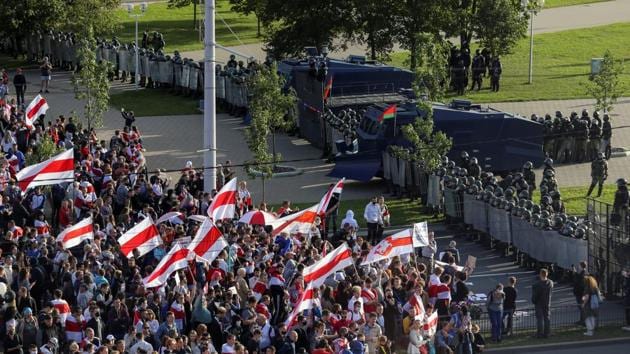 Law enforcement officers block a road for opposition supporters during a rally against police brutality following protests to reject the presidential election results in Minsk, Belarus September 13, 2020. Tut.By via REUTERS ATTENTION EDITORS - THIS IMAGE WAS PROVIDED BY A THIRD PARTY. NO RESALES. NO ARCHIVES. MANDATORY CREDIT/File Photo(via REUTERS)