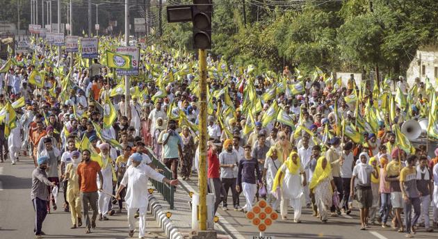 Patiala: Members of various farmer organisations hold a protest against the Central Government over agriculture-related ordinances, in Patiala, Thursday, Sept. 17, 2020. (PTI Photo)