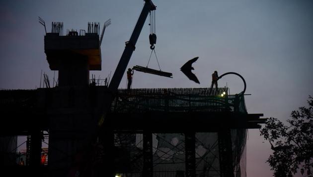 Metro workers working on bridge near Vanaz corner in Kothrud in Pune (Photo by Sanket Wankhade/HT PHOTO)