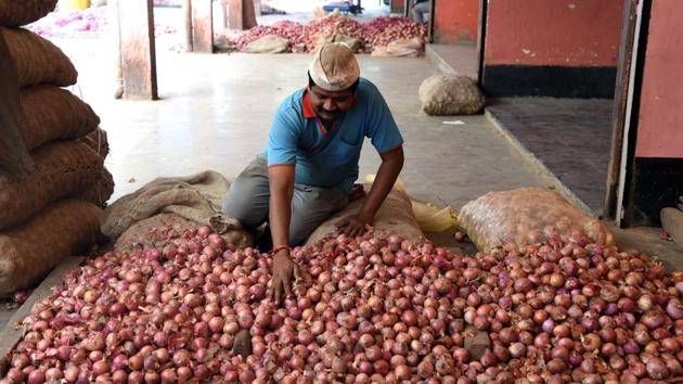 Scores of trucks carrying onions destined for Bangladesh have been stopped at border crossings in West Bengal after the Directorate General of Foreign Trade banned all exports of the item on Monday following a shortage and sudden increase in prices in the domestic market. (HT PHOTO.) Scores of trucks carrying onions destined for Bangladesh have been stopped at border crossings in West Bengal after the Directorate General of Foreign Trade banned all exports of the item on Monday following a shortage and sudden increase in prices in the domestic market. (HT PHOTO.)