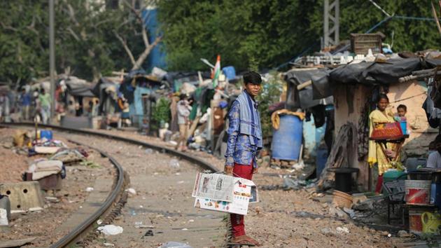 The Centre had told the Supreme Court on September 14 that they were working in tandem with the Delhi government are in the process of making a decision with regard to clearing of 48,000 slums situated adjacent to railway tracks in Delhi.(Sanchit Khanna/HT Photo)