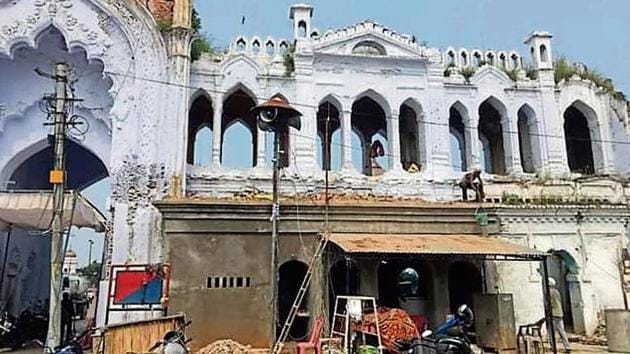 The ongoing construction work of the police outpost under the gate of Chhota Imambada has changed the design of the monument.(HT Photo)
