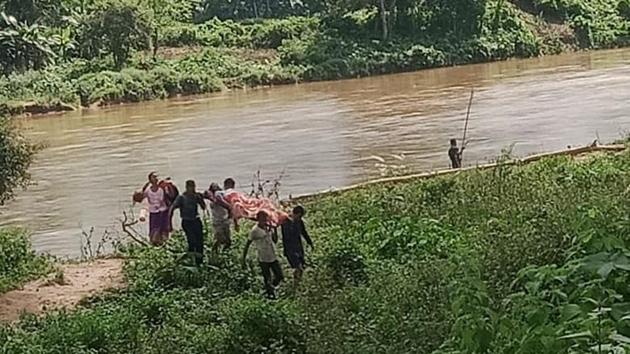 Villagers carrying the pregnant woman on a makeshift bamboo stretcher.(Facebook page of East Garo Hills deputy commissioner Sushil Tembe) Villagers carrying the pregnant woman on a makeshift bamboo stretcher.(Facebook page of East Garo Hills deputy commissioner Sushil Tembe)