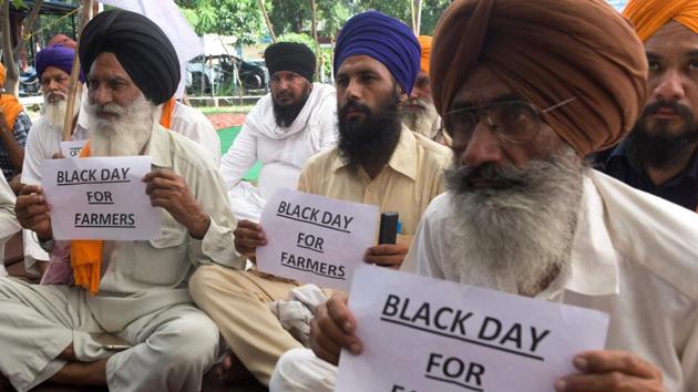 Farmers demonstrate against the passing of the bills in Lok Sabha, in Amritsar on September 18. The passage of the bills is being considered a landmark step by the government in unlocking the country’s regulated agriculture markets. Opposing farmers meanwhile believe that the bills will render the current Minimum Support Price (MSP) procurement system ineffective and force them to make distress sales to private companies. (Narinder Nanu / AFP) Farmers demonstrate against the passing of the bills in Lok Sabha, in Amritsar on September 18. The passage of the bills is being considered a landmark step by the government in unlocking the country’s regulated agriculture markets. Opposing farmers meanwhile believe that the bills will render the current Minimum Support Price (MSP) procurement system ineffective and force them to make distress sales to private companies. (Narinder Nanu / AFP)