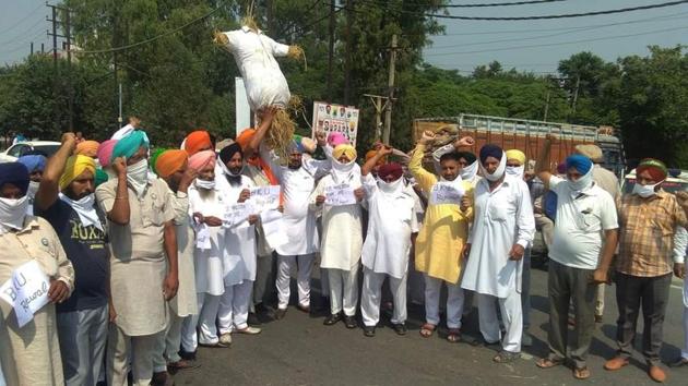 Farmers protesting against the passing of the farm bills in the Parliament, at Samrala in Ludhiana on Sunday.(HT Photo)